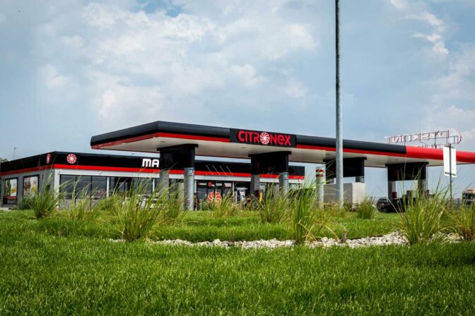 Całodobowa stacja paliw z marketem w trasie. Jak wybrać najlepsze miejsce na tankowanie i zakupy?