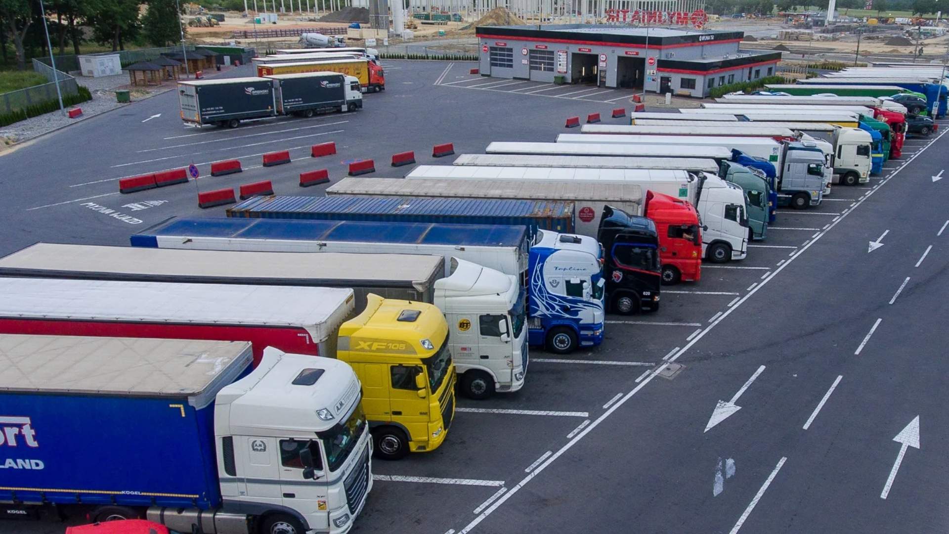 Gdzie zatrzymać się TIR-em? Jak wybrać bezpieczny parking i stację paliw dla ciężarówki?